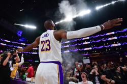 开云体育网址-蒂格选历史最佳阵容：詹姆斯、乔丹领衔！