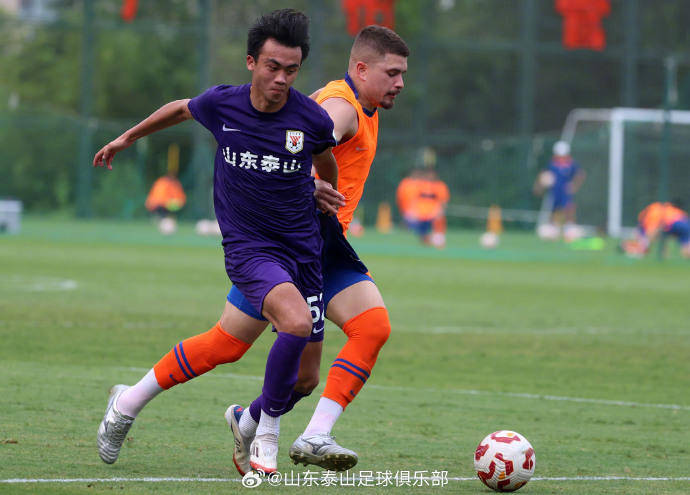 中超|热身赛检验近日训练成果：泰山一队5：2战胜B队