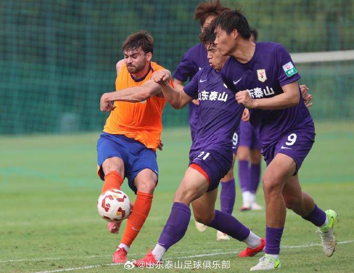 中超|热身赛检验近日训练成果：泰山一队5：2战胜B队