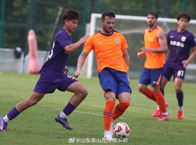 中超|热身赛检验近日训练成果：泰山一队5：2战胜B队