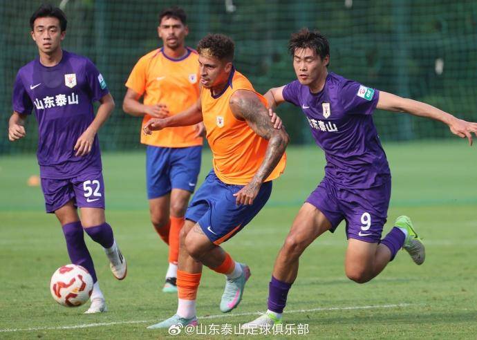 中超|热身赛检验近日训练成果：泰山一队5：2战胜B队
