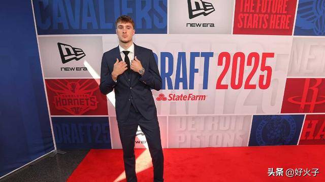 2状元秀，独行侠戴维斯在达拉斯选中库珀·弗拉格后发了一条信息