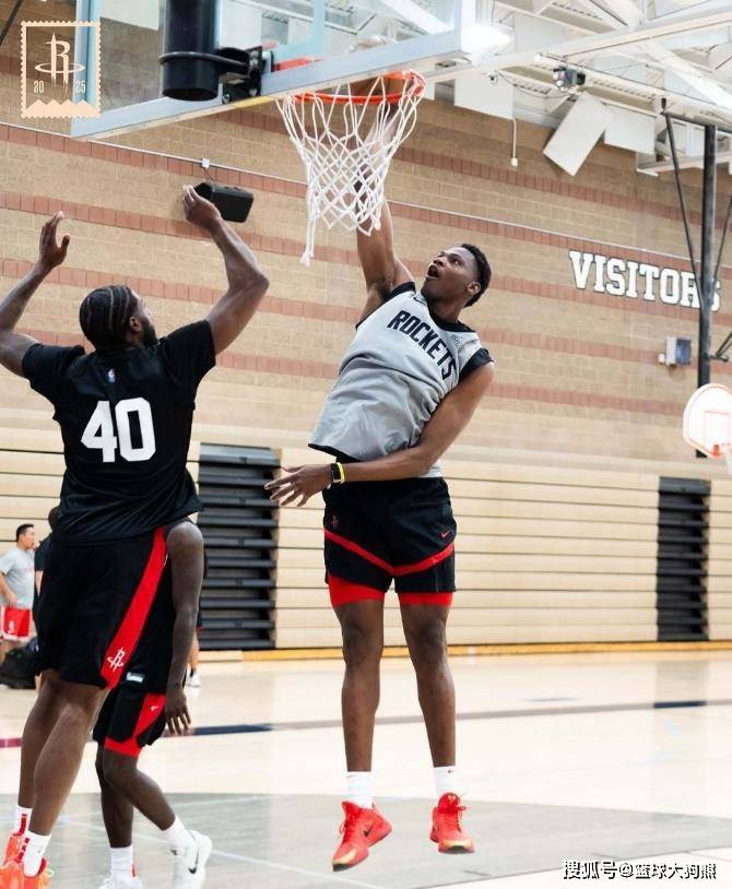 定了！斯通拒绝2年450万合同，24岁中锋告别火箭队！东部劲旅捡漏