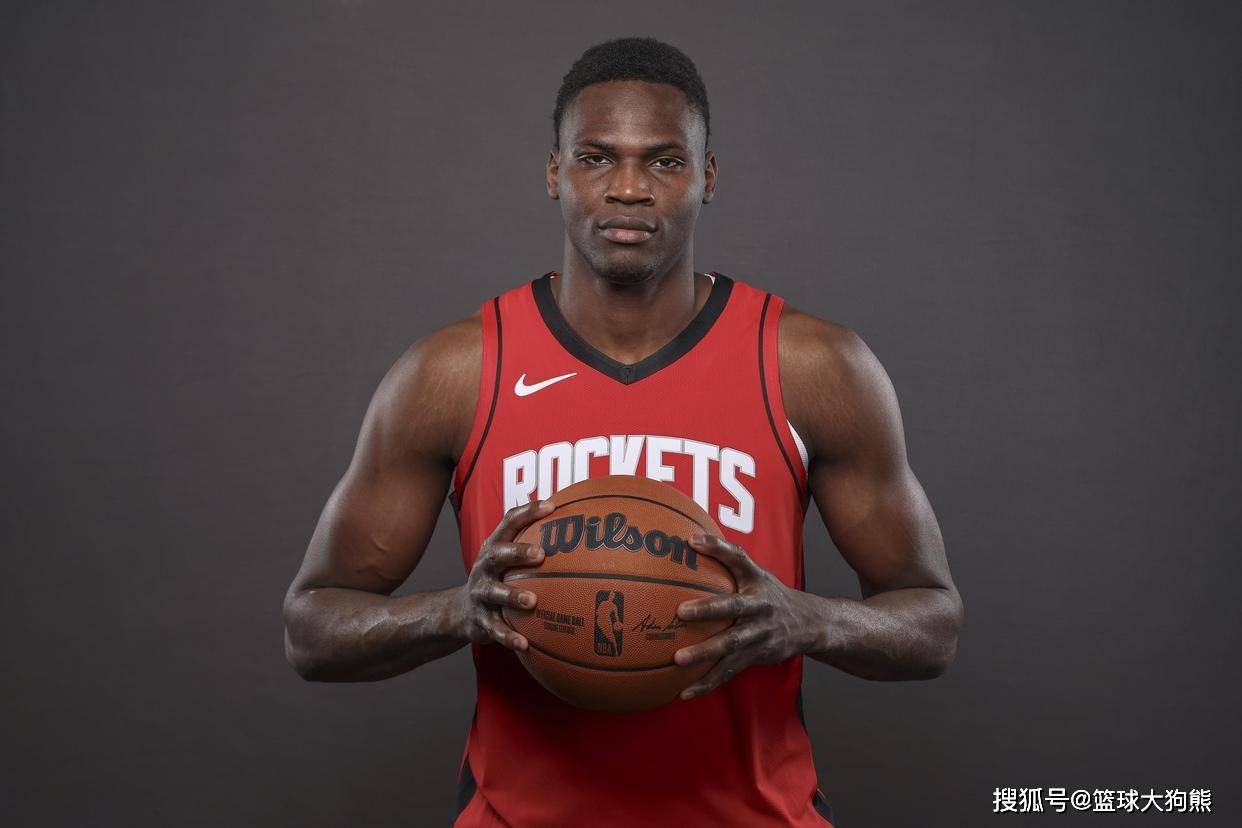 定了！斯通拒绝2年450万合同，24岁中锋告别火箭队！东部劲旅捡漏