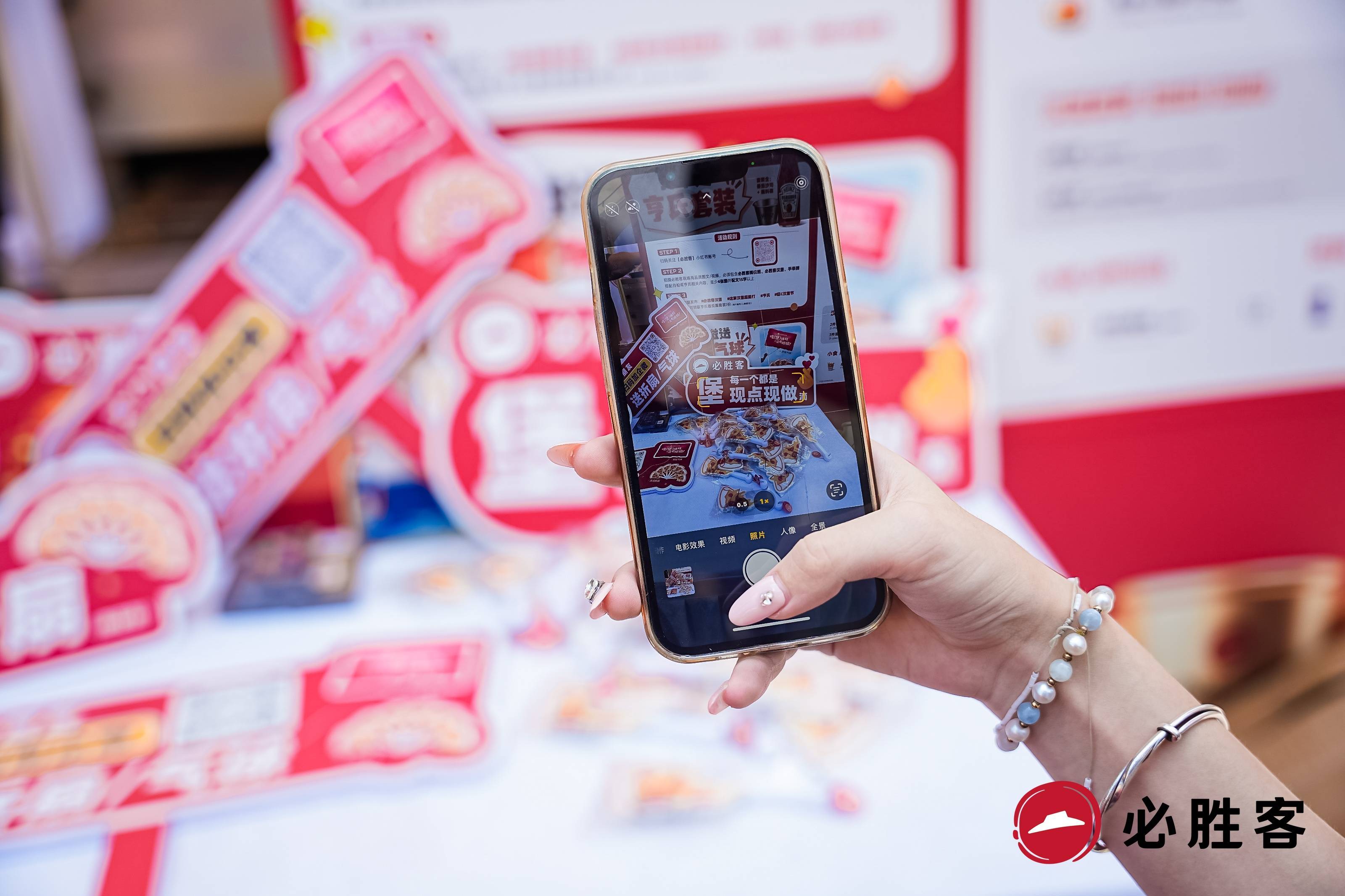 封神堡回归！必胜客比萨堡亮相上海巨C汉堡节